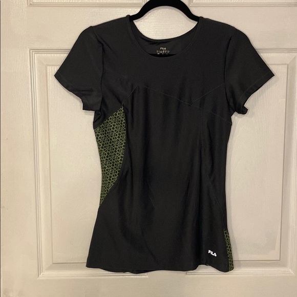 🌺 4 for $25 Fila Workout Tee - Picture 1 of 5
